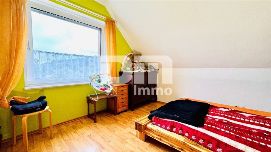 Modernisiertes Einfamilienhaus mit Einliegerwohnung, Wintergarten, Sauna und 2 Garagen - OG / DG Schlafzimmer / Kinderzimmer